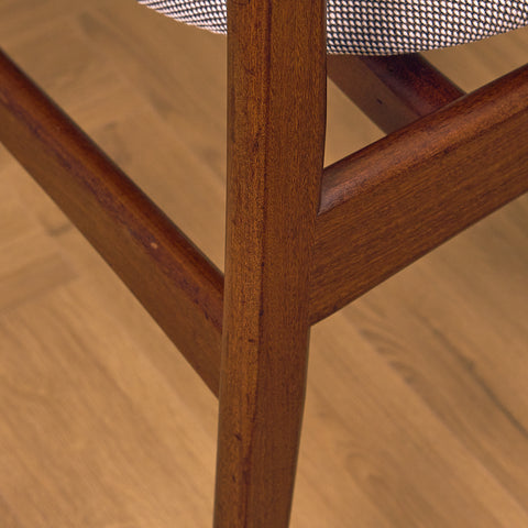 Danska matstolar i massiv valnöt av Erik Buch