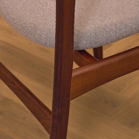 Danska matstolar i massiv valnöt av Erik Buch