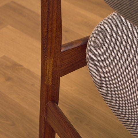 Danska matstolar i massiv valnöt av Erik Buch