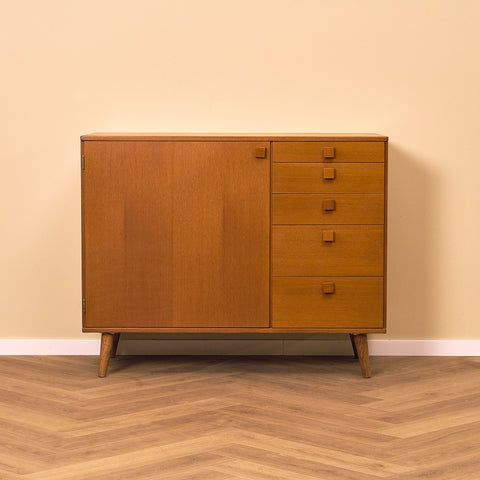 Svensk skänk i teak av Johannesborgs Möbelfabriks AB