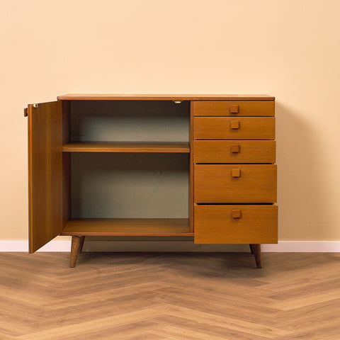 Svensk skänk i teak av Johannesborgs Möbelfabriks AB