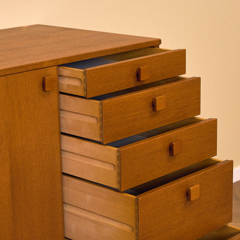 Svensk skänk i teak av Johannesborgs Möbelfabriks AB