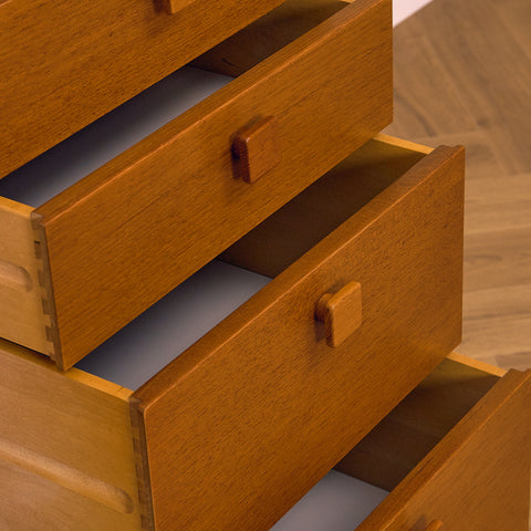 Svensk skänk i teak av Johannesborgs Möbelfabriks AB