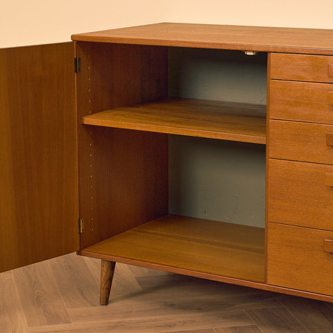 Svensk skänk i teak av Johannesborgs Möbelfabriks AB