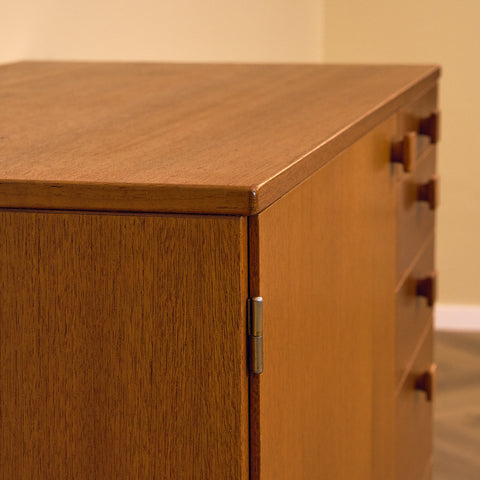 Svensk skänk i teak av Johannesborgs Möbelfabriks AB