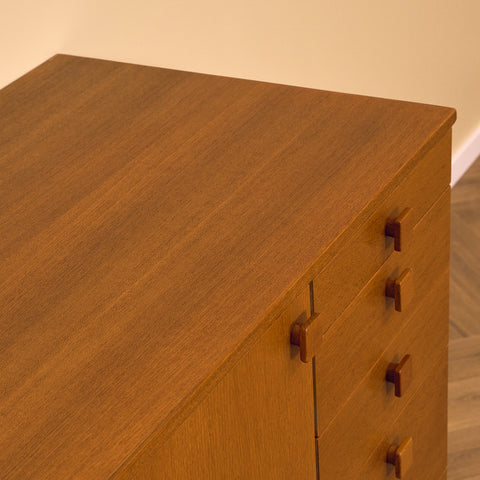 Svensk skänk i teak av Johannesborgs Möbelfabriks AB