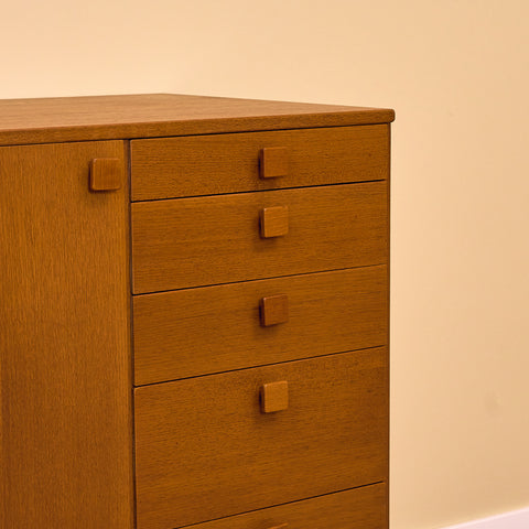 Svensk skänk i teak av Johannesborgs Möbelfabriks AB