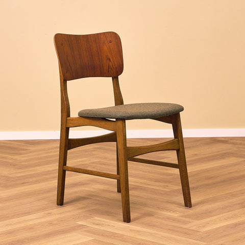 Dansk matstol i teak och ek av Ib Kofod-Larsen