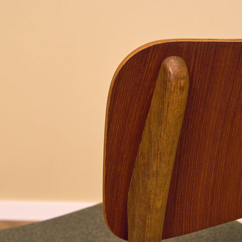 Dansk matstol i teak och ek av Ib Kofod-Larsen