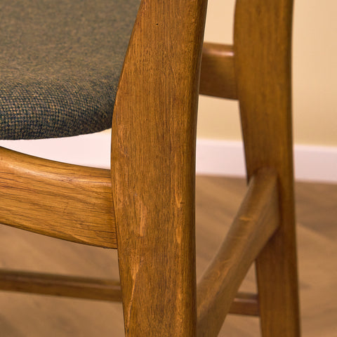 Dansk matstol i teak och ek av Ib Kofod-Larsen