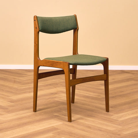 Danskt set med 6 matstolar av Erik Buch för Nova Stolefabrik