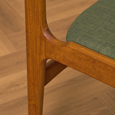 Danskt set med 6 matstolar av Erik Buch för Nova Stolefabrik