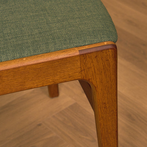 Danskt set med 6 matstolar av Erik Buch för Nova Stolefabrik