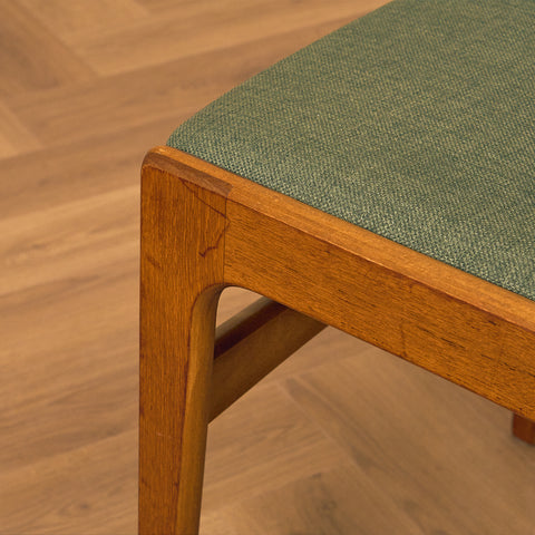 Danskt set med 6 matstolar av Erik Buch för Nova Stolefabrik