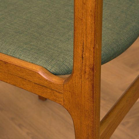 Danskt set med 6 matstolar av Erik Buch för Nova Stolefabrik