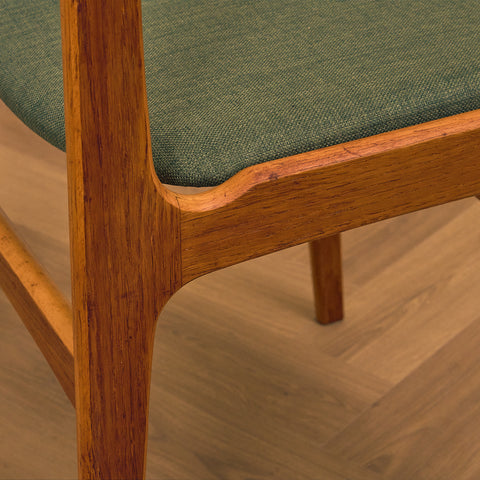 Danskt set med 6 matstolar av Erik Buch för Nova Stolefabrik