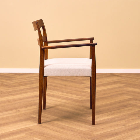 Svenskt set om 4 matstolar med armstöd "Garmi" av Nilson Jonsson för Troeds