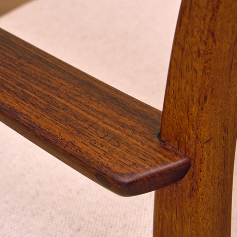 Svenskt set om 4 matstolar med armstöd "Garmi" av Nilson Jonsson för Troeds