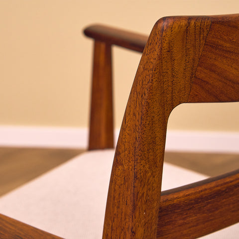 Svenskt set om 4 matstolar med armstöd "Garmi" av Nilson Jonsson för Troeds