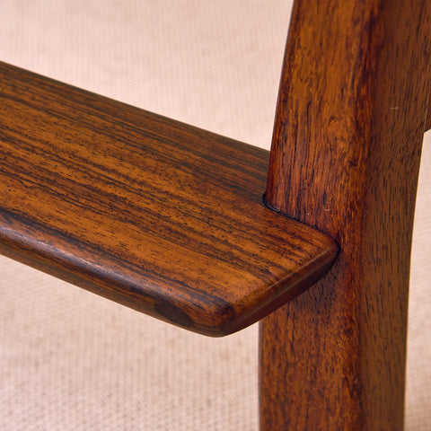 Svenskt set om 4 matstolar med armstöd "Garmi" av Nilson Jonsson för Troeds