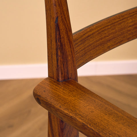 Svenskt set om 4 matstolar med armstöd "Garmi" av Nilson Jonsson för Troeds