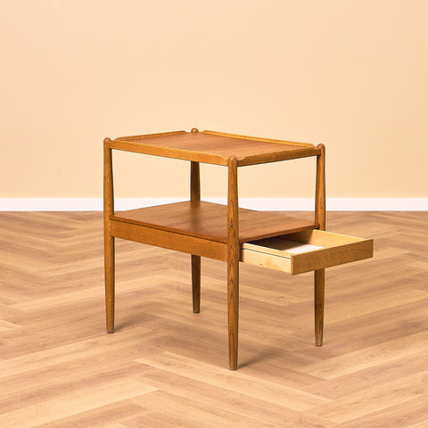 Svenskt sidobord i teak och ek av Engström & Myrstrand för Tingströms, modell "Arena"