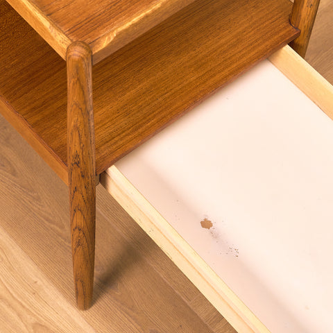 Svenskt sidobord i teak och ek av Engström & Myrstrand för Tingströms, modell "Arena"