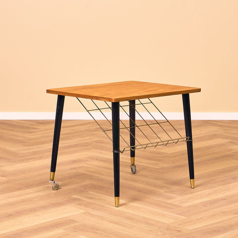 Svenskt sidobord med tidningshylla i teak av Bröderna Miller AB, Bankeryd