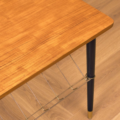 Svenskt sidobord med tidningshylla i teak av Bröderna Miller AB, Bankeryd