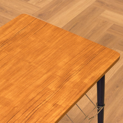 Svenskt sidobord med tidningshylla i teak av Bröderna Miller AB, Bankeryd