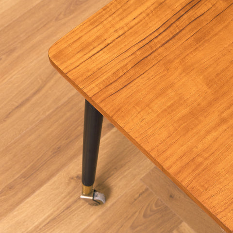 Svenskt sidobord med tidningshylla i teak av Bröderna Miller AB, Bankeryd