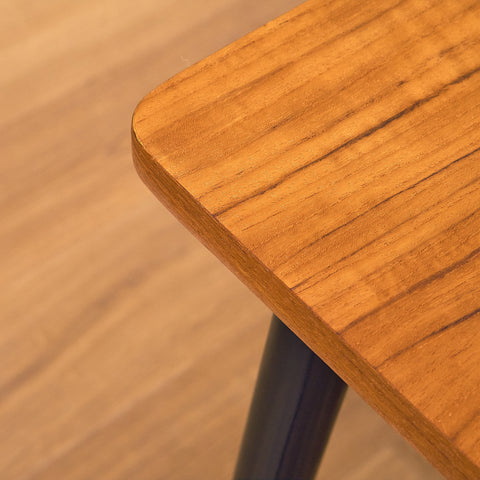 Svenskt sidobord med tidningshylla i teak av Bröderna Miller AB, Bankeryd