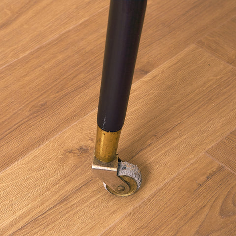 Svenskt sidobord med tidningshylla i teak av Bröderna Miller AB, Bankeryd