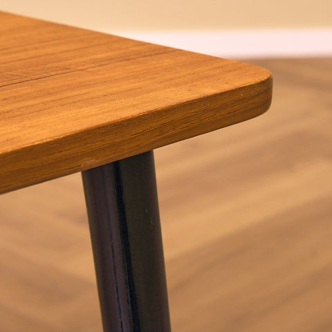 Svenskt sidobord med tidningshylla i teak av Bröderna Miller AB, Bankeryd