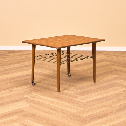 Svenskt sidobord med tidningshylla i teak