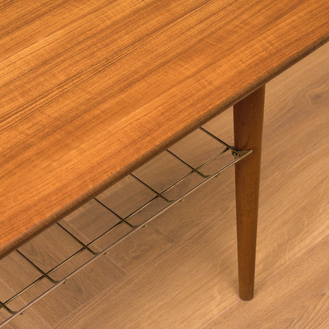 Svenskt sidobord med tidningshylla i teak