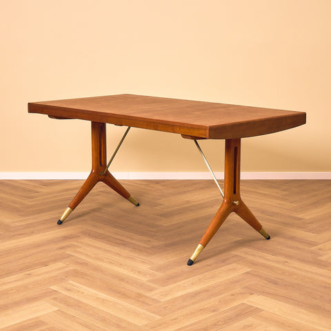 Svenskt matbord i mahogny av David Rosén för Nordiska Kompaniet, modell 'Napoli'