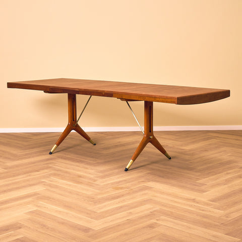 Svenskt matbord i mahogny av David Rosén för Nordiska Kompaniet, modell 'Napoli'