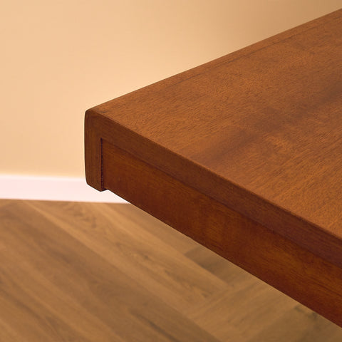 Svenskt matbord i mahogny av David Rosén för Nordiska Kompaniet, modell 'Napoli'