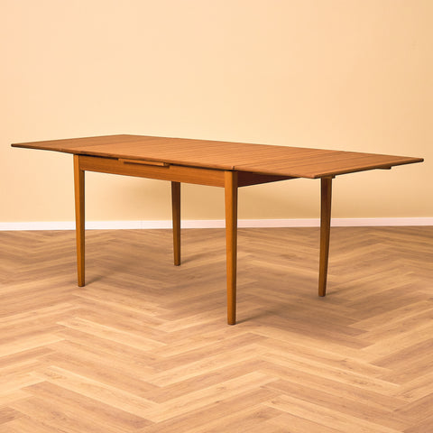 Svenskt matbord i teak