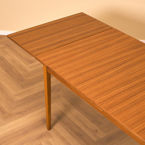 Svenskt matbord i teak