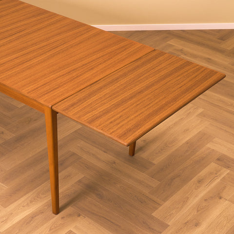 Svenskt matbord i teak