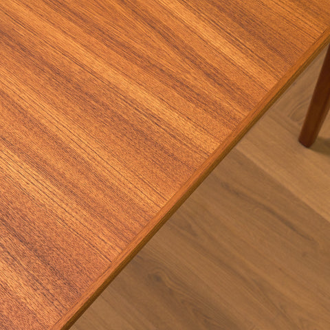 Svenskt matbord i teak