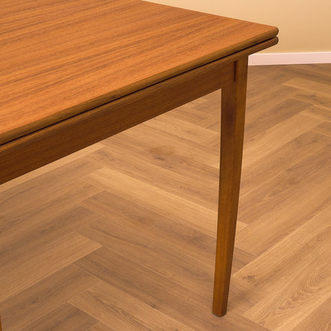 Svenskt matbord i teak