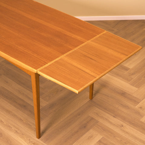 Svenskt rektangulärt matbord i teak och ek från Rosendal Möbelfabrik, Rottne