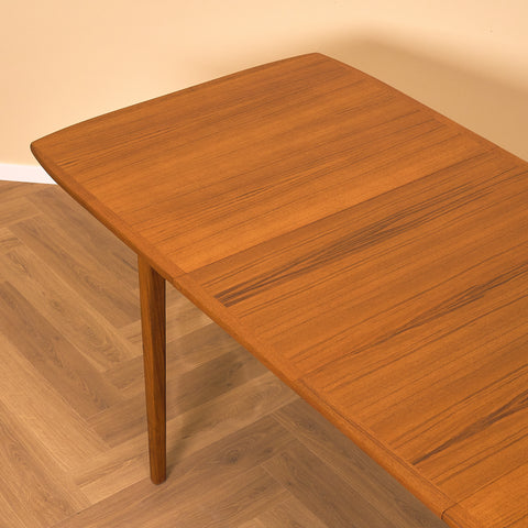 Svenskt rektangulärt matbord i teak