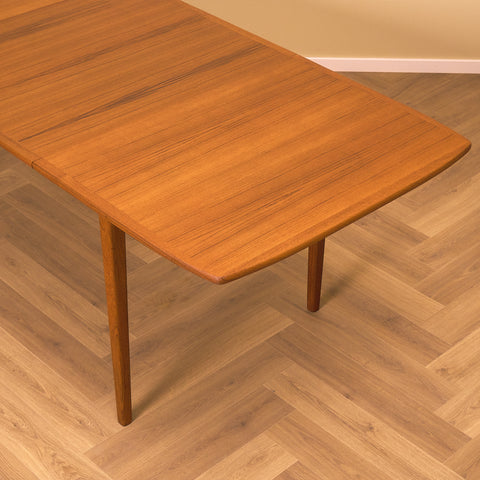 Svenskt rektangulärt matbord i teak