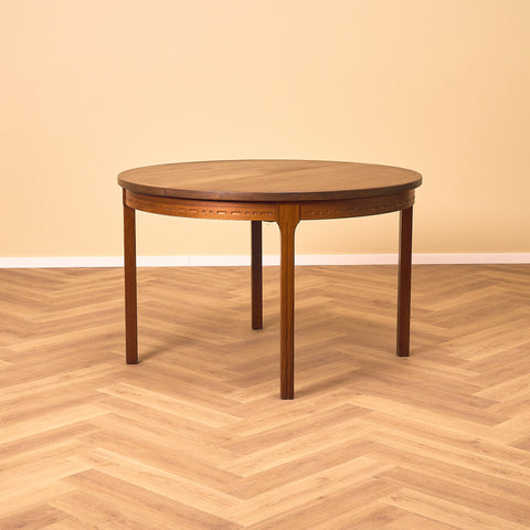 Svenskt runt matbord i valnöt av Nils Jonsson för Troeds