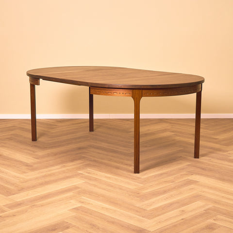 Svenskt runt matbord i valnöt av Nils Jonsson för Troeds