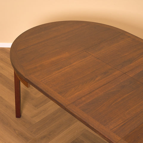 Svenskt runt matbord i valnöt av Nils Jonsson för Troeds